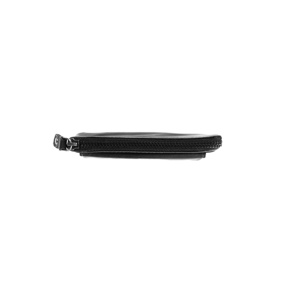 
Close-Up Detail of Classic Collar & Heavy-Duty Zipper Hardware on Oliver Full-Grain Leather Key Case
