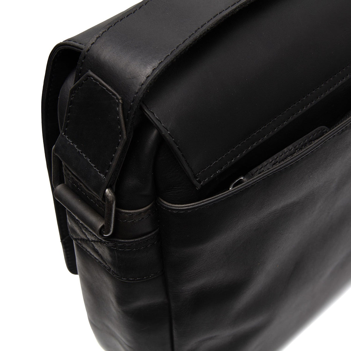 
Solid Antique Brass Hardware & Heavy-Duty Dual Zipper Detail on Richard Full-Grain Leather Laptop Bag
