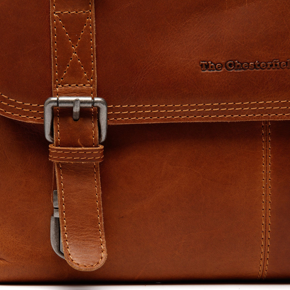 
Solid Antique Brass Hardware & Heavy-Duty Dual Zipper Detail on Veneto Full-Grain Leather Laptop Bag