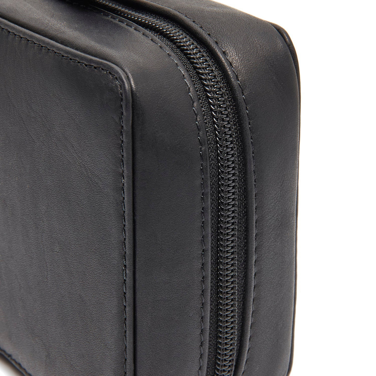 Close-Up Detail of Classic Collar &amp; Heavy-Duty Zipper Hardware on Leather Tech-Organizer Ardan