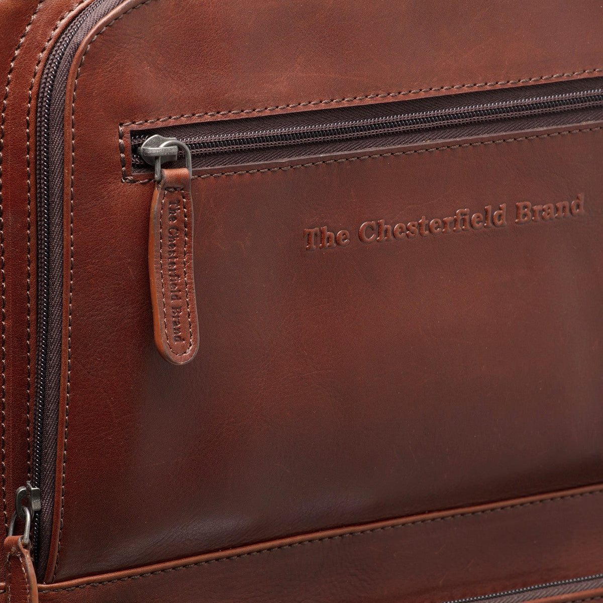 Close-Up Detail of Classic Collar &amp; Heavy-Duty Zipper Hardware on Leather Trolley San Marino